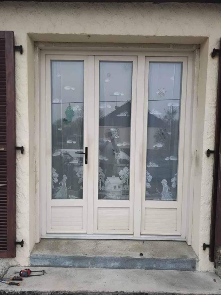 Pose de porte d’entrée sur mesure Briollay